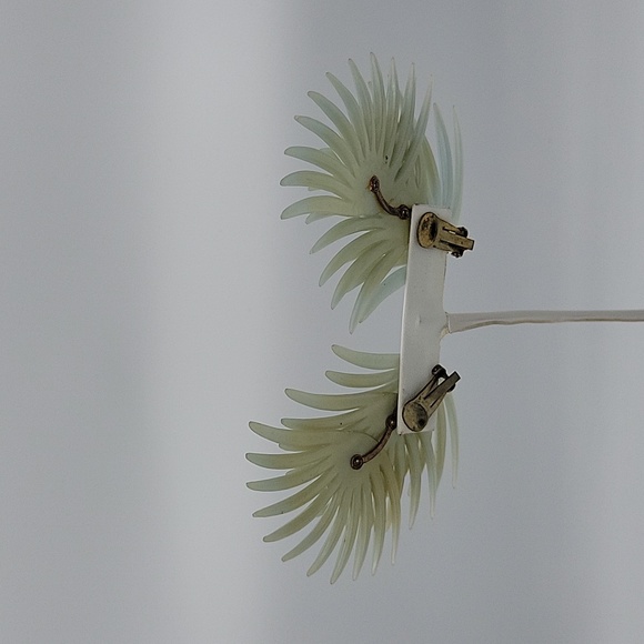 Vintage | Funky | Plastic | Clip Earrings - Picture 7 of 8